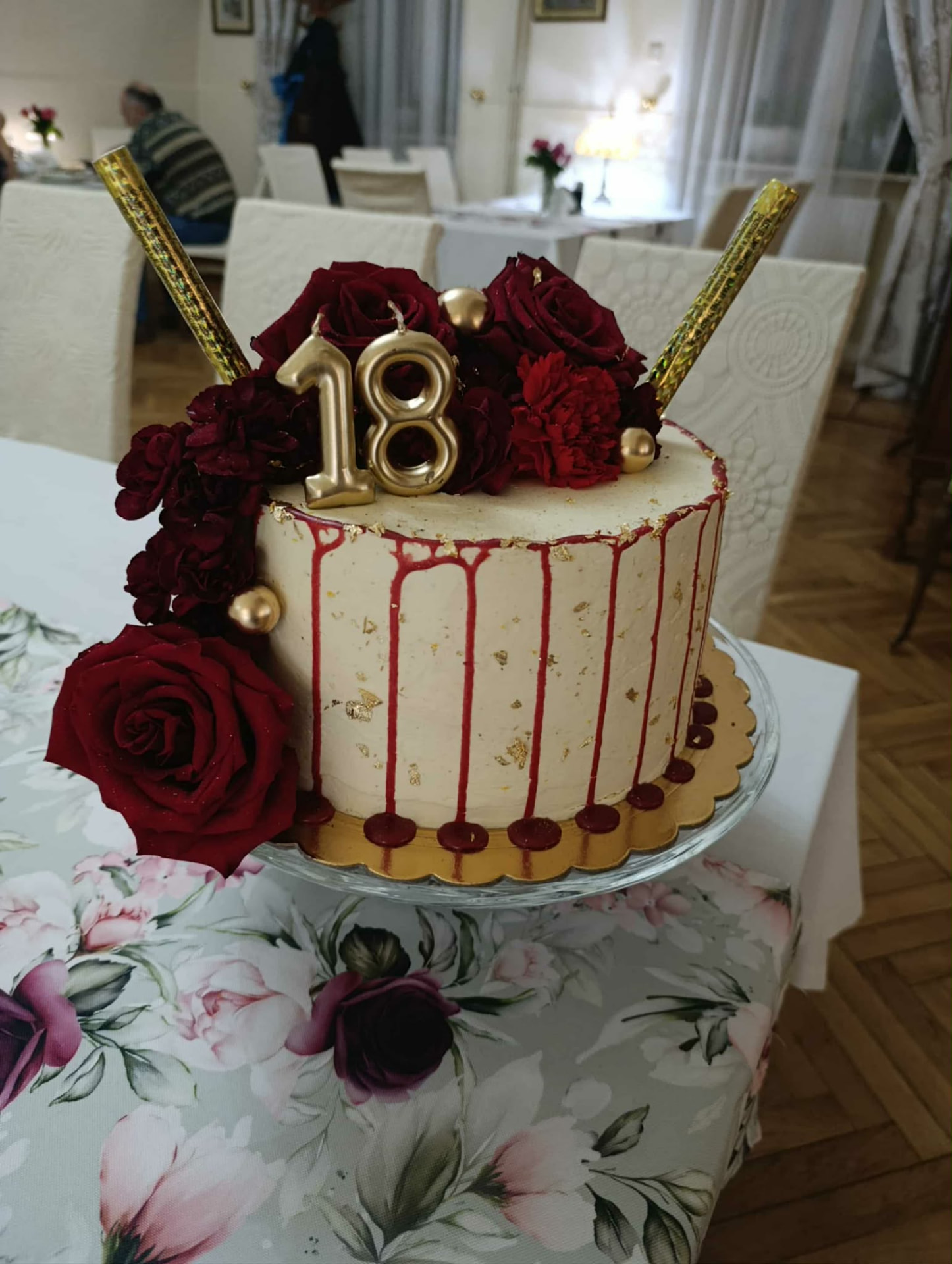 Elegancki tort na osiemnastkę z czerwonymi różami
